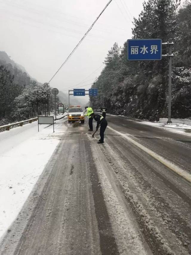 【101巨预警】雪:仙居道路状况亮红灯!路边帅气身影等