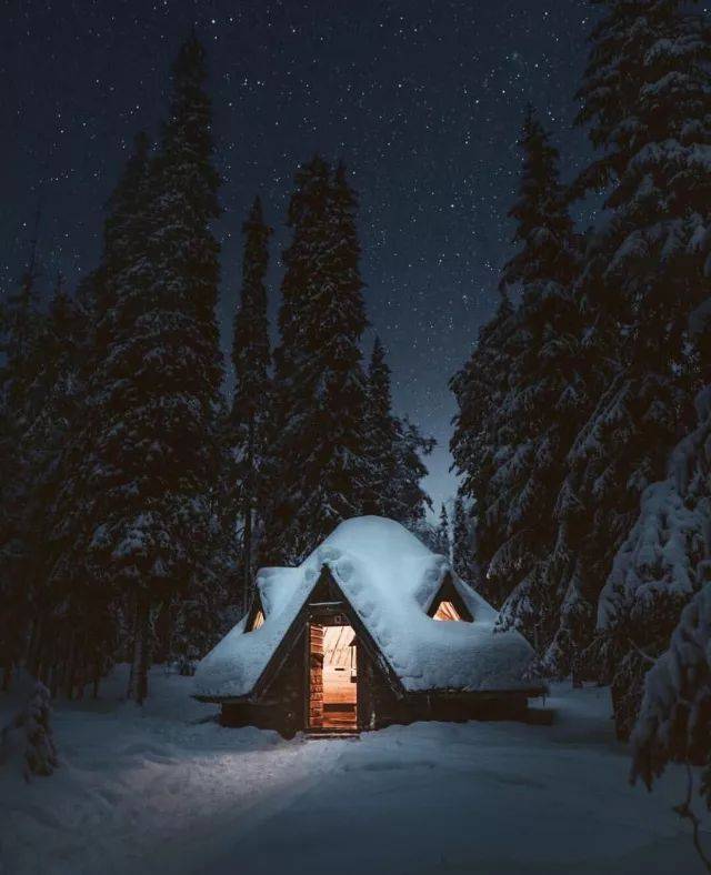 看完北美的雪景我们再飞到欧洲,首先看看几个夜晚中的雪景,你会发现