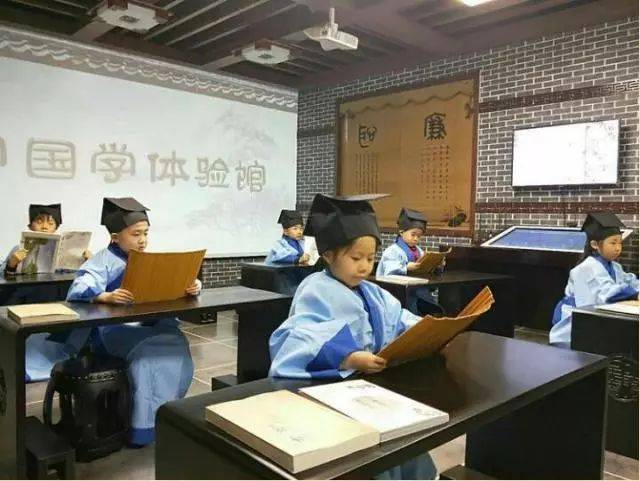 国学体验馆中,未成年人在此学习传统文化.