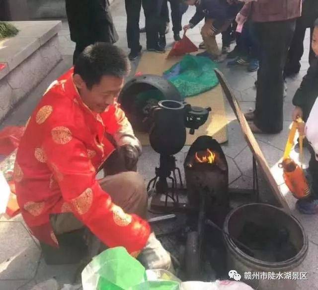 一手拉风箱,一手摇铁罐.小火炉和煤炭的化学反应.