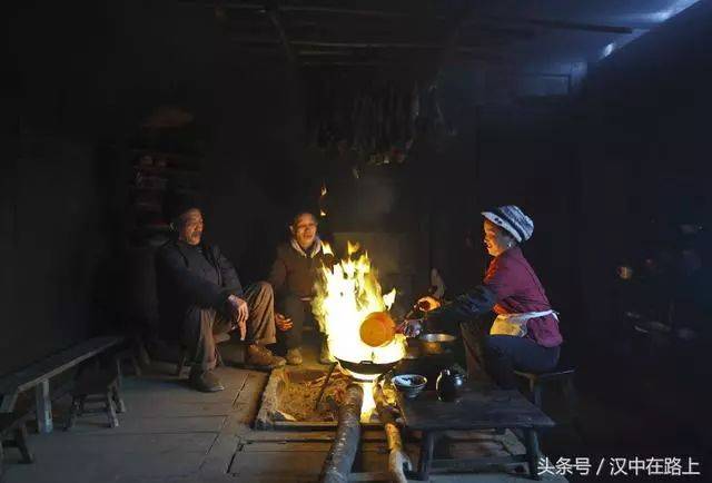 好怀念汉中农村那些年烤火的场景
