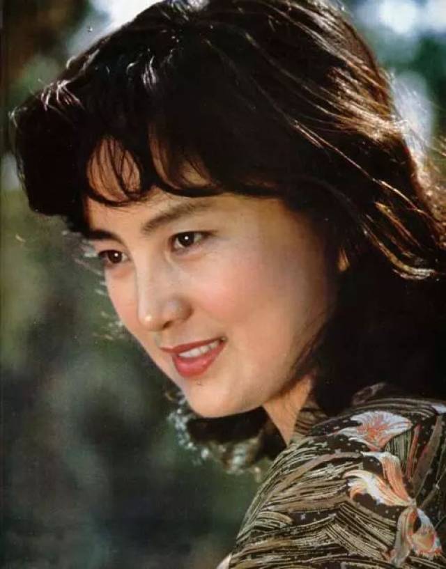 并加入新加坡籍,在新加坡广播电视台(新传媒)当演员,《莲花
