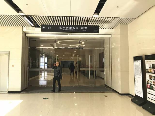 位于西面的出口,直接连通杭州大厦a座与瑞豪酒店.