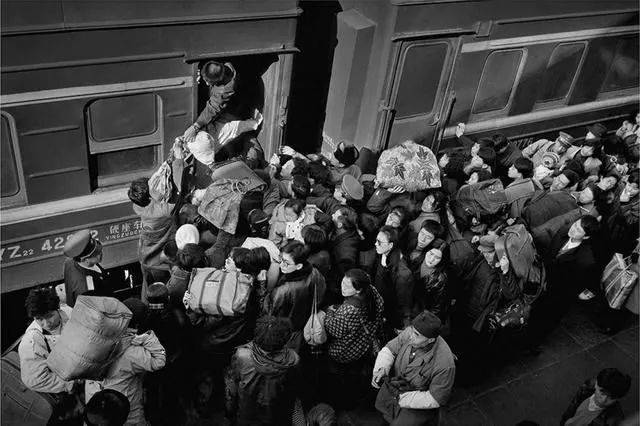 1980年代乘客乘坐绿皮火车(图源:央广网)