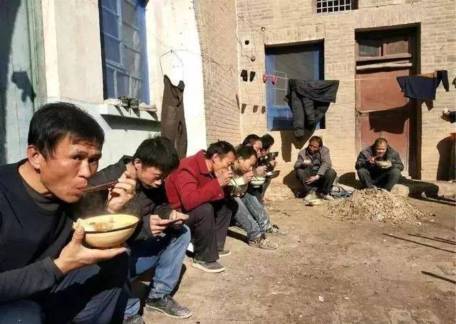 【世态】10张民工们的吃饭照片,哪一张让你忍不住掉泪