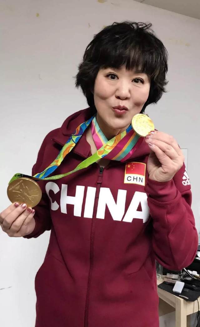 郎导 张萍第一个同郎导合影,两代冠军和三枚金牌同框.