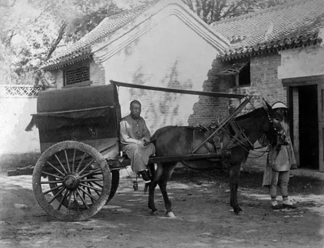 北京街头的人力车和打着阳伞的乘客.照片大约拍于1870-1890年之间.