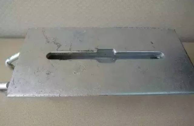 要求钢板和角码先在工厂焊接加工,整体热镀锌完成后,进行现场安装