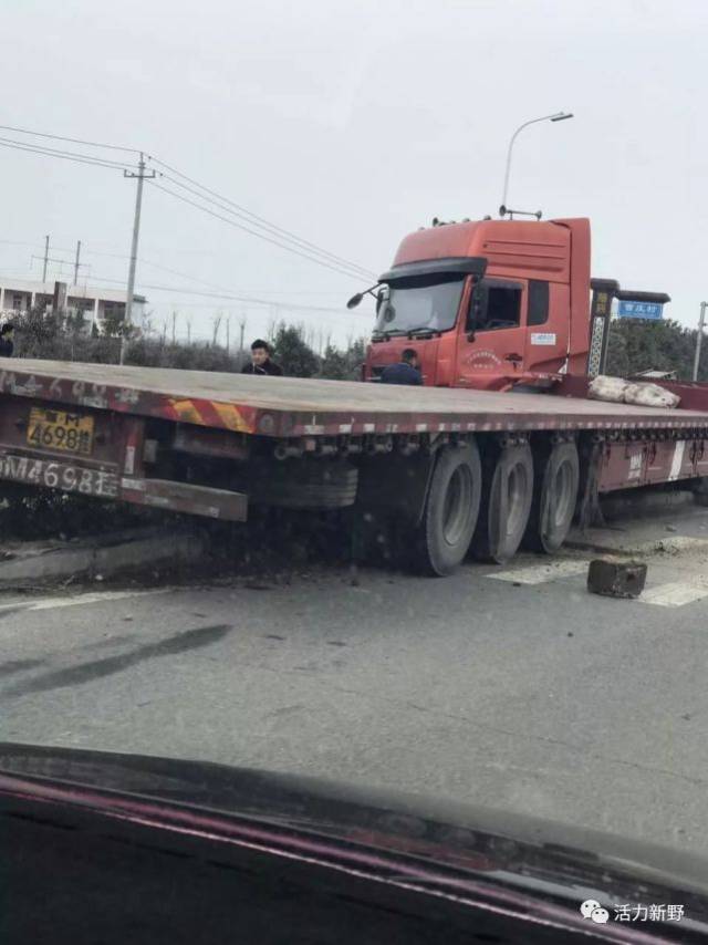 新野发生一起离奇车祸,大货车"自己撞自己"!