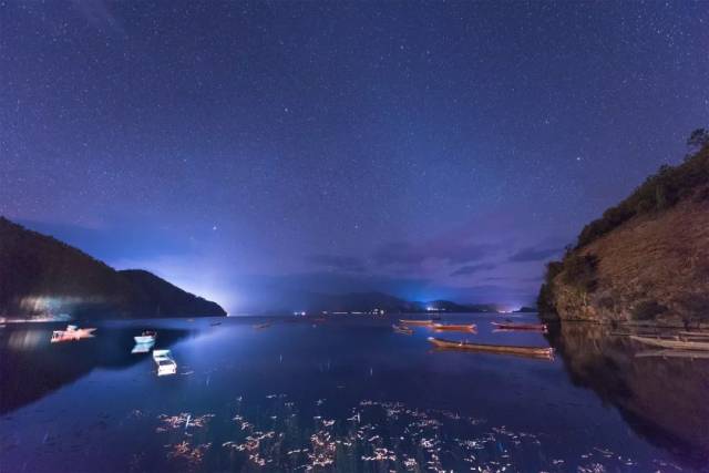 睡在泸沽湖这个油画般的红房子里,面朝湖光山色,日月星辰温柔入梦