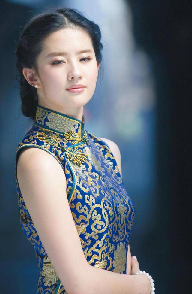 漫步上海,这些跨世代的旗袍美女你最喜欢哪一个?