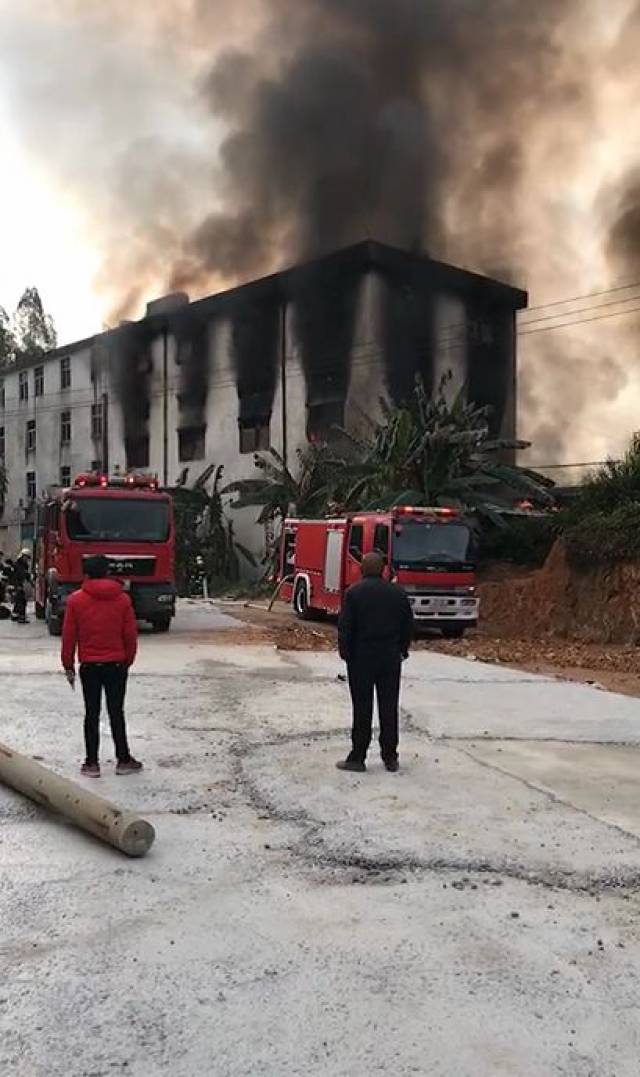 『恐怖』普宁大道一厂房疑因煤气爆炸引发火灾,场面吓人