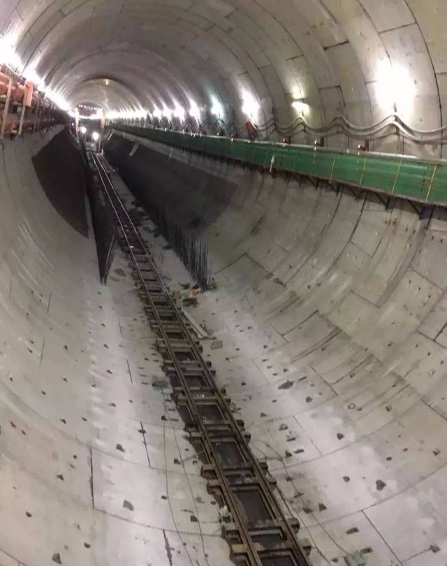 越江大隧道中已完成管片拼装的列车隧道内景