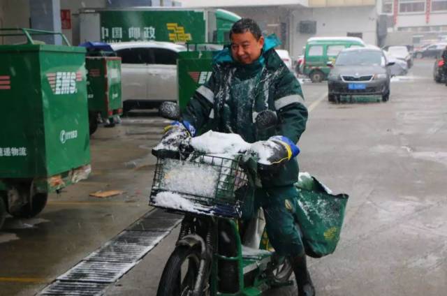 风雪中归来的吴江邮政投递员.