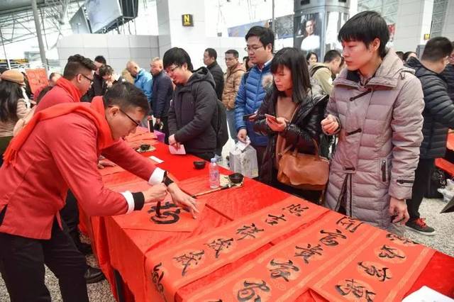 剪窗花写对联,书法剪纸大师走进白云机场为旅客送祝福