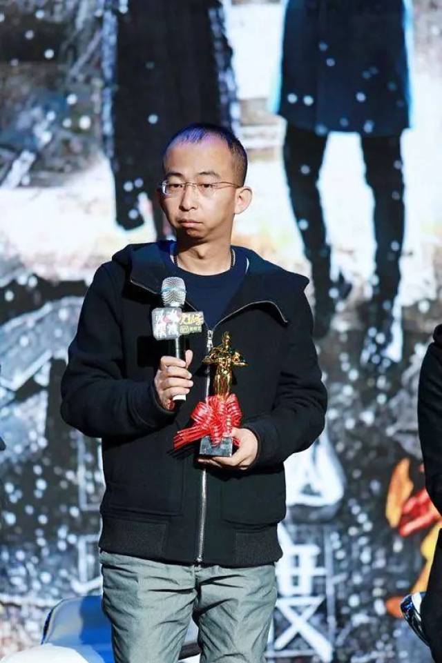 他因长的太丑做了20年配角,现在开千万豪车,老婆更是貌美如花!