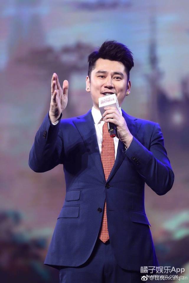 之后钱枫就进入湖南卫视做主持人啦,当时的他长相是这样的 嗯,随着