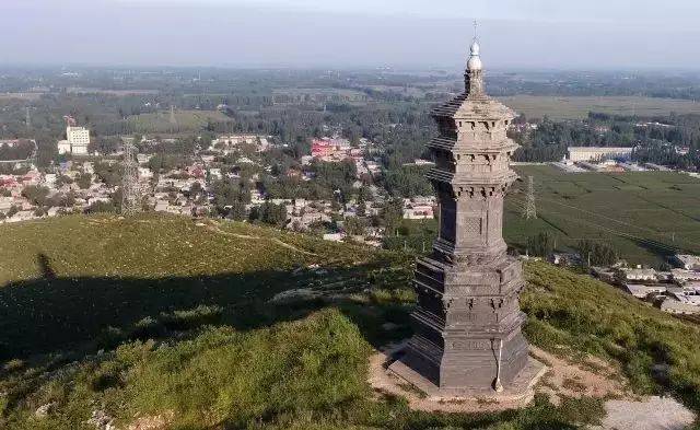 易县南山上有黑塔和白塔,民间传说这黑塔是为纪念左伯桃而建,白塔是为