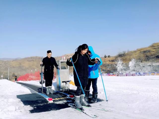 滑雪场还聘请了30余名东北专业滑雪教练.