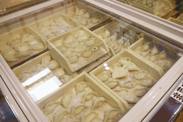 确保食客吃到的每一个都是 现包的水饺!