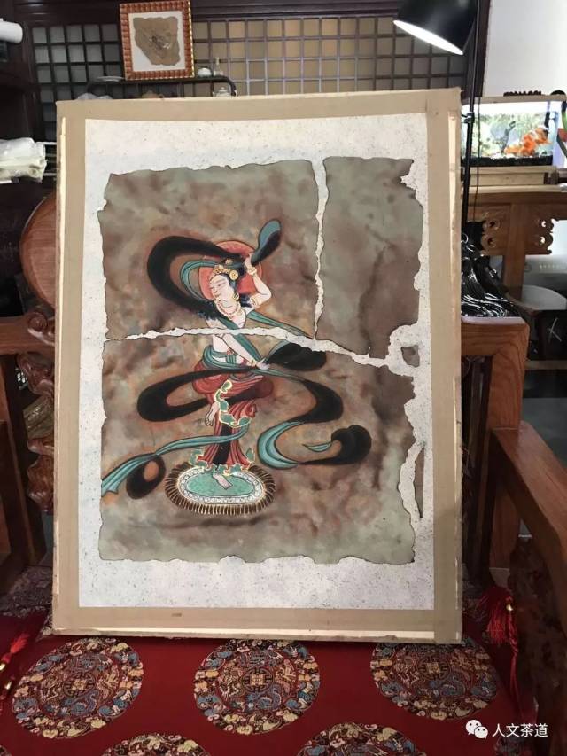 她在莫高窟拾起一块块小石子,那是孔雀石的原矿石.