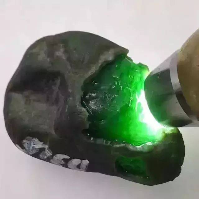 在购买翡翠原石,尤其是高价翡翠原石时, 要有自己的见,不要听别人