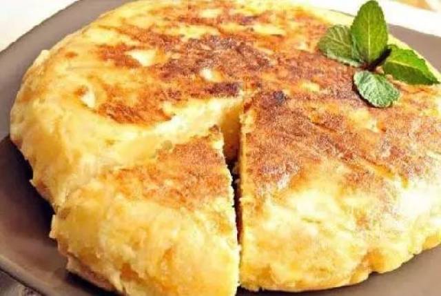 土豆鸡蛋饼 土豆鸡蛋饼(tortilla de patatas)是西班牙的传统小吃,在