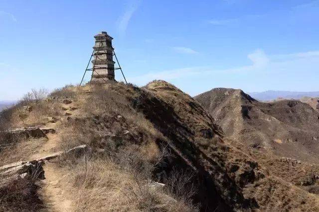 易县南山上有黑塔和白塔,民间传说这黑塔是为纪念左伯桃而建,白塔是为