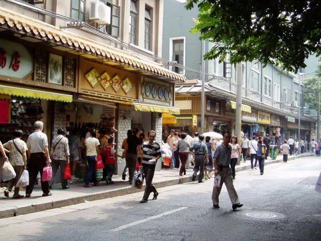 隐藏在大街小巷里的香味抑制不住地飘来 随时代变迁 年月流走 高楼
