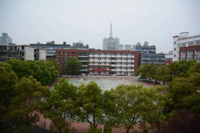 副市长龙国英莅临南昌一中视察学校维修改造工作