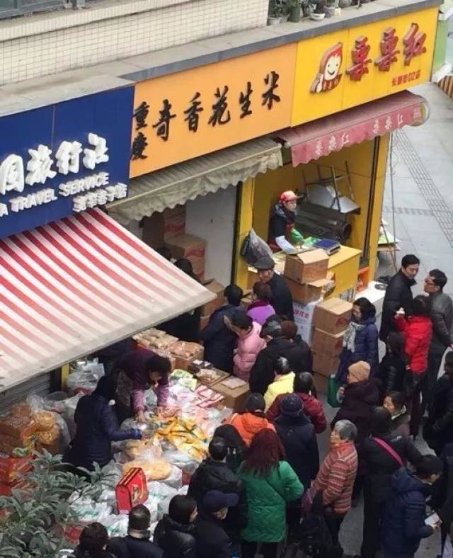 一起八卦 炒货越香,聊得越开 冯记大瓜籽 东门资格最老炒货摊儿之一