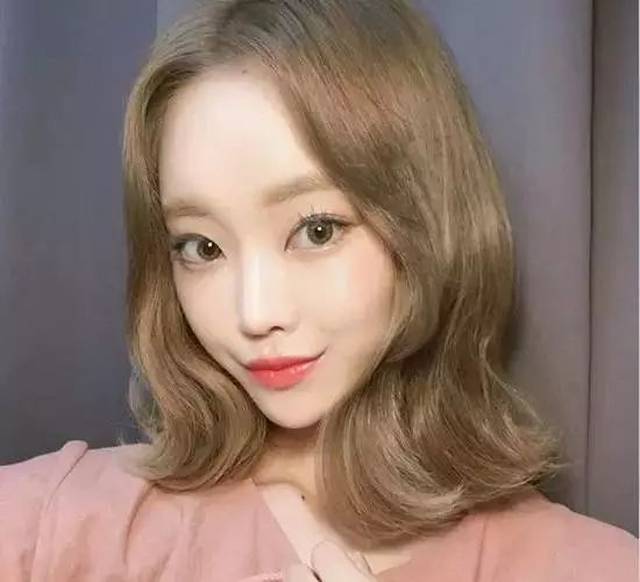 想要将短发烫卷的妹子也可以试试这一款,大波浪烫发后短发绝对够时髦