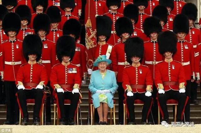 英国御林军竟不敢近身搏斗,被勒令集体学中国功夫拯救脆弱!