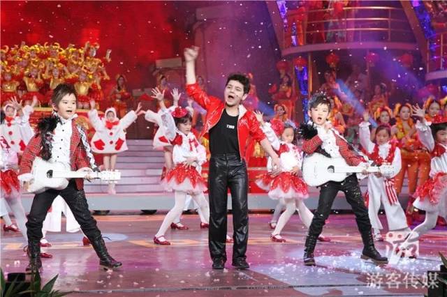 2009辽视春晚从舞美到节目设计都体现了前所未有的开放性.