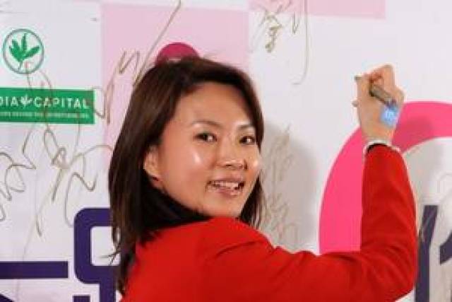 刘芳菲连续主持了第12届央视青歌赛近40场直播.