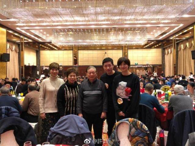 曹燕华(左),徐寅生(中)和许昕夫妇 平台声明