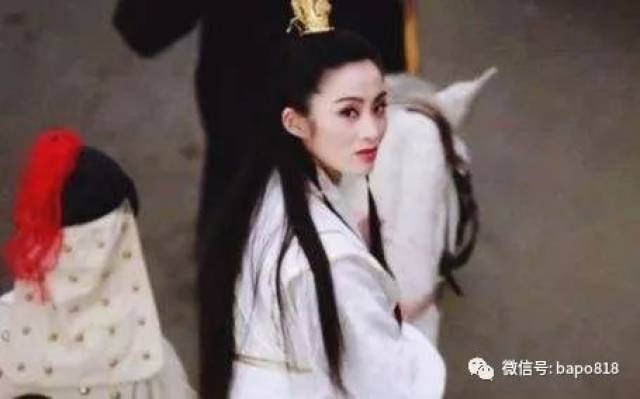 比如 张敏,在《倚天屠龙记之魔教教主》中,骑着骏马一袭白衣回眸一笑