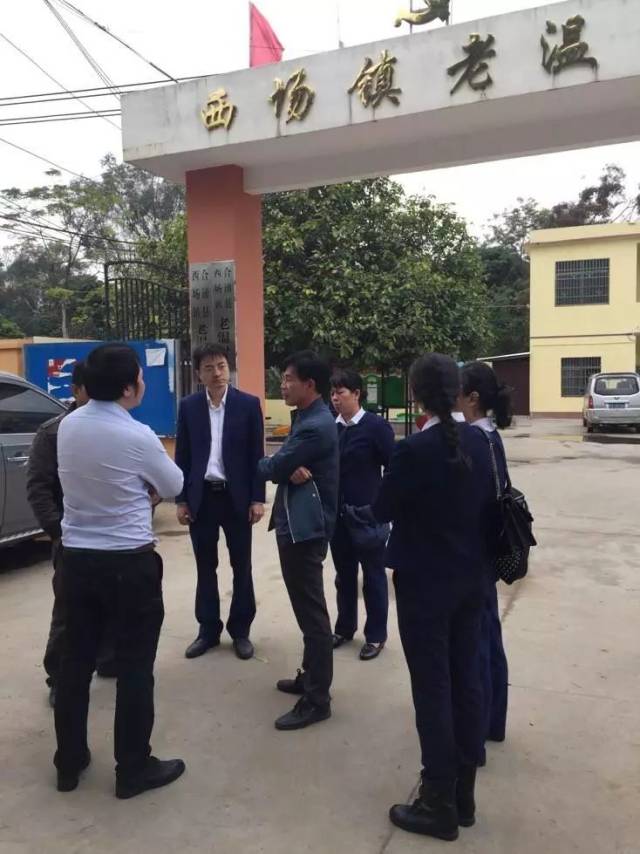 专程下到合浦县西场镇老温村小学,对此次扶贫助学的学生们送去了慰问