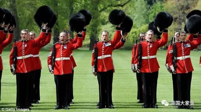 英国御林军竟不敢近身搏斗,被勒令集体学中国功夫拯救脆弱!