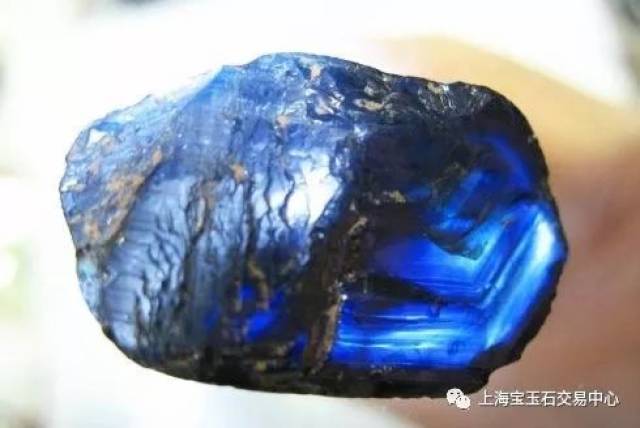 虽然昌乐不是星光蓝宝石的唯一产地,但在一座矿中同时产出铜皮星光和