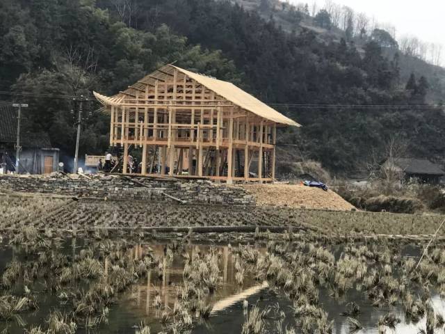 组图:苗家吊脚楼怎么建?探秘湘西苗族立新房盖瓦