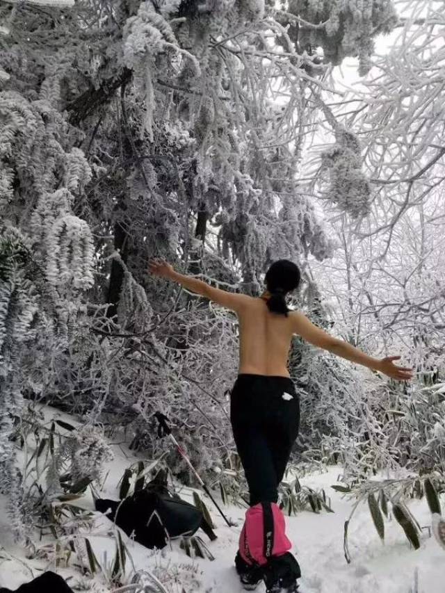 隔衣服脱内衣_美女内衣内裤半脱图片