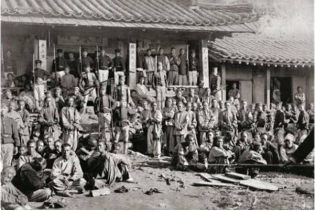 在清朝灭亡后,这些派驻在九龙城寨的清军又不想回国,于是继续留在九龙