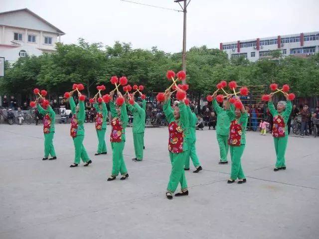 花棍秧歌俗称打花棍,是一种娱乐性传统舞蹈,至今已有400多年的