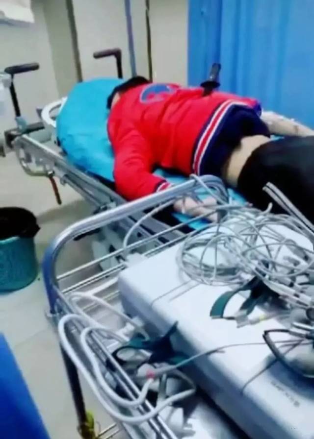 灌云邻县一名16岁少年被围殴导致中刀,经抢救无效死亡