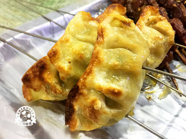 烤饺子外酥里香,跟煎饺子的味道差不多.