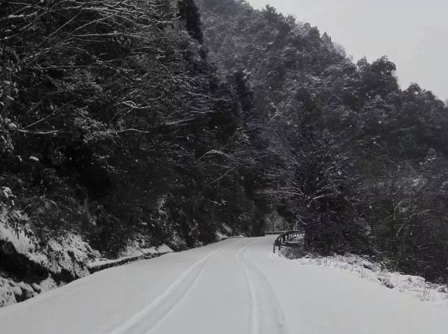 ɽˮ  ѩ