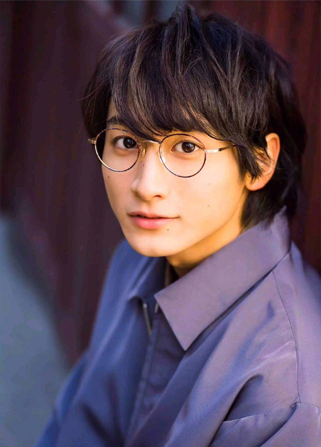 清秀可爱的小关裕太 戴上眼镜写满了斯文与温和