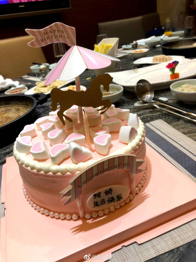 阿娇在面对生日蛋糕许愿,这个姑娘终于能有心疼她的人了.