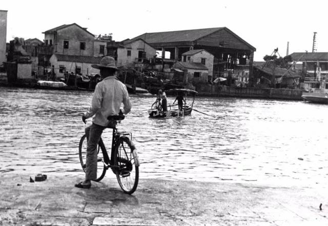 1988年,港口镇民主村德龙街,一群村童在嬉水.